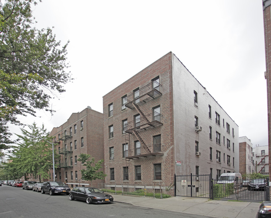 Casino Court in Long Island City, NY - Building Photo