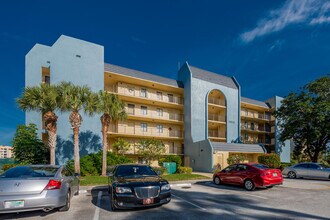 2828 Tennis Club Dr in West Palm Beach, FL - Building Photo - Building Photo