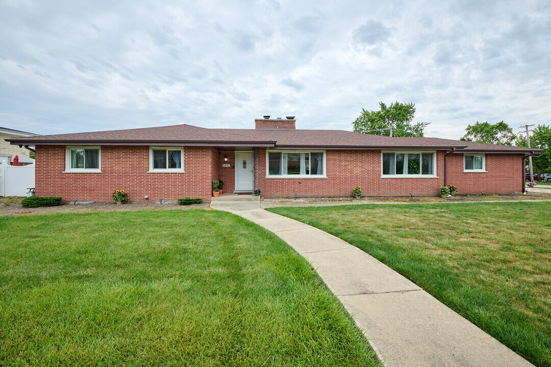 8841 W Kathy Ln in Des Plaines, IL - Building Photo