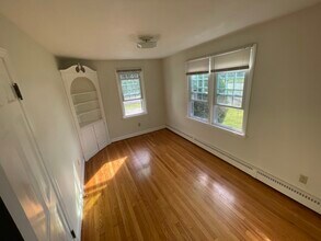 213 Russell St in Hadley, MA - Building Photo - Building Photo