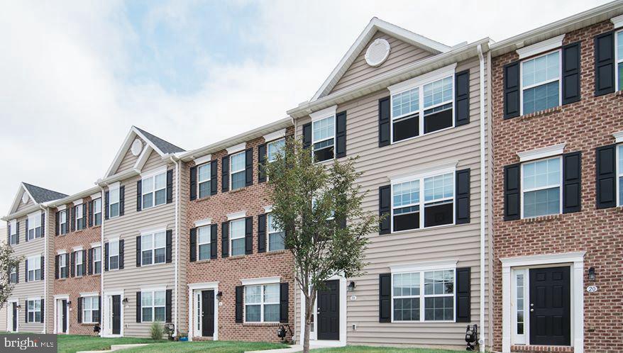 116 Breezewood Dr in Hanover, PA - Building Photo