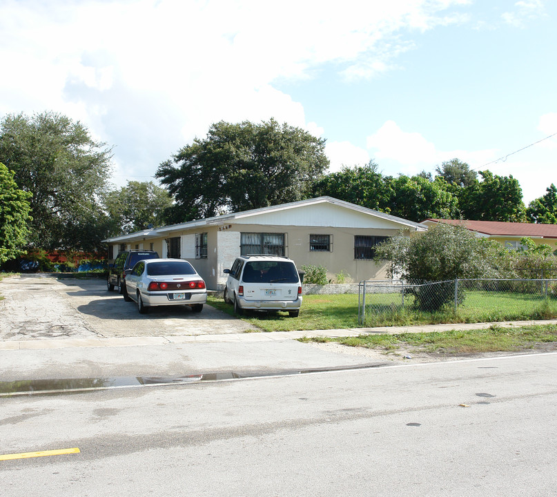 525 NE 136th St in Miami, FL - Building Photo