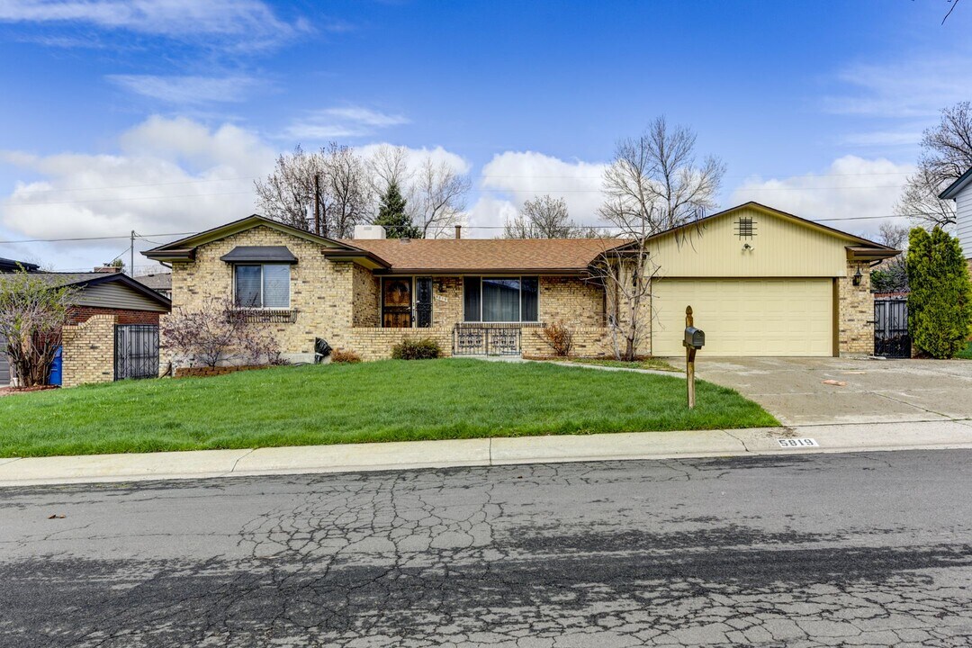 5819 Pierson St in Arvada, CO - Building Photo