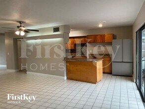 8020 N Ola Ave, Unit 1404 in Tampa, FL - Foto de edificio - Building Photo