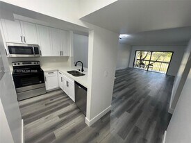 10317 NW 9th St Cir, Unit 202 in Miami, FL - Building Photo