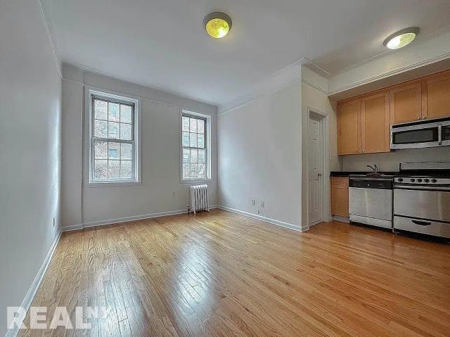 117 W 13th St in New York, NY - Building Photo