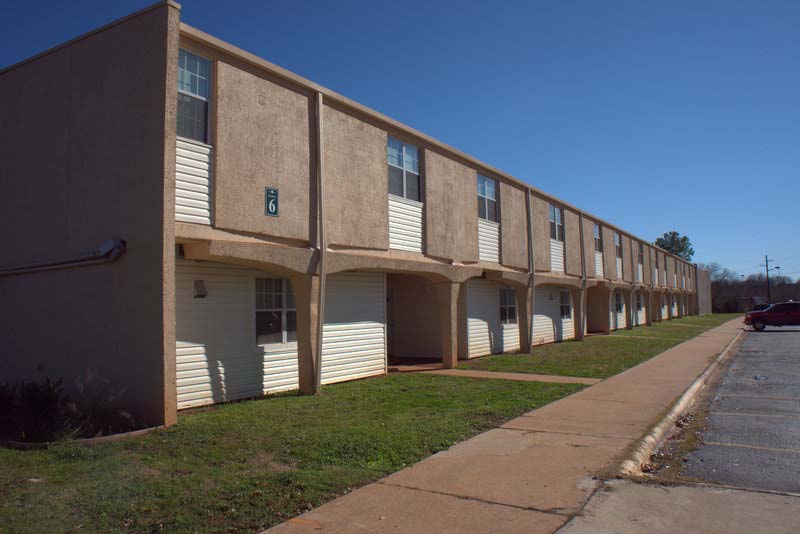 Live Oaks Apartments in Jacksonville, TX - Building Photo