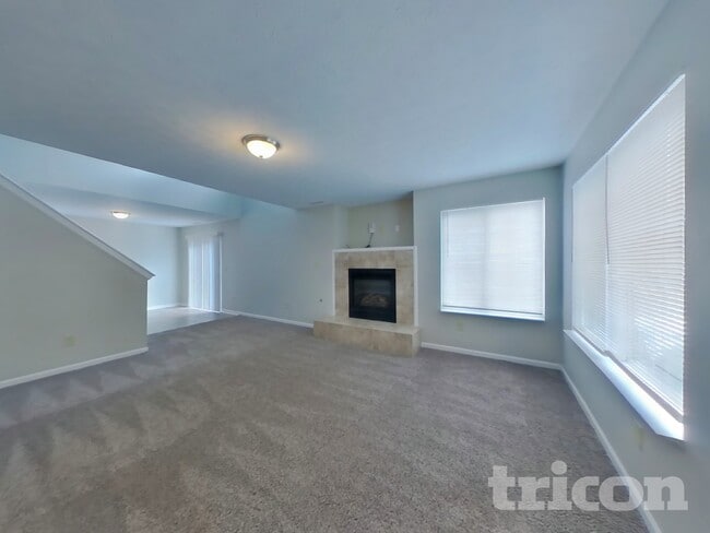 2621 Grand Fir Dr in Greenwood, IN - Foto de edificio - Building Photo
