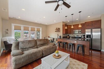 2521 N 76th Ave, Unit 2 NE in Elmwood Park, IL - Foto de edificio - Building Photo