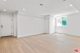 132 Rosemont Ave in Los Angeles, CA - Building Photo - Building Photo