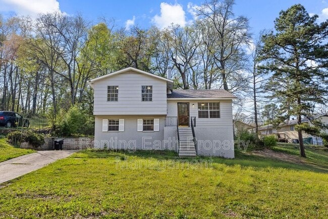 property at 2836 Creek Ln NE