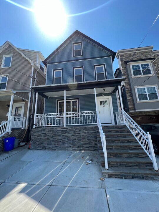 18 Rankin St, Unit Attic in Elizabeth, NJ - Building Photo