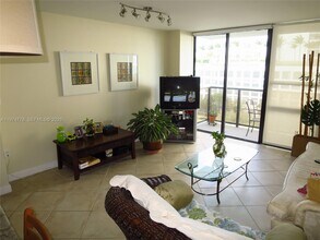 600 NE 36th St, Unit 619 in Miami, FL - Foto de edificio - Building Photo