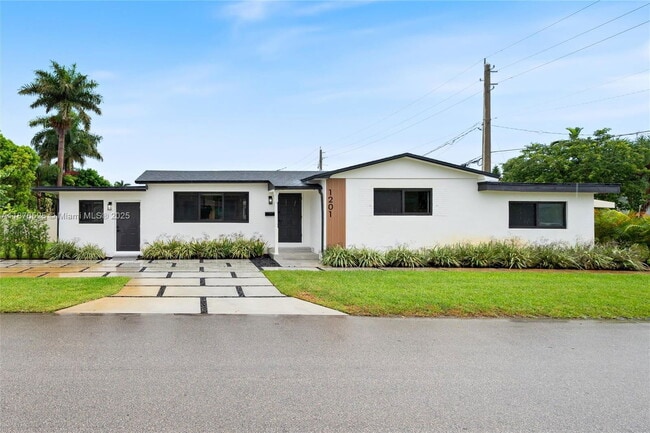 1201 N 16th Ave in Hollywood, FL - Building Photo - Building Photo