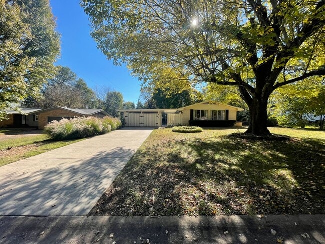 2848 E Eastmoor Dr in Springfield, MO - Building Photo - Building Photo