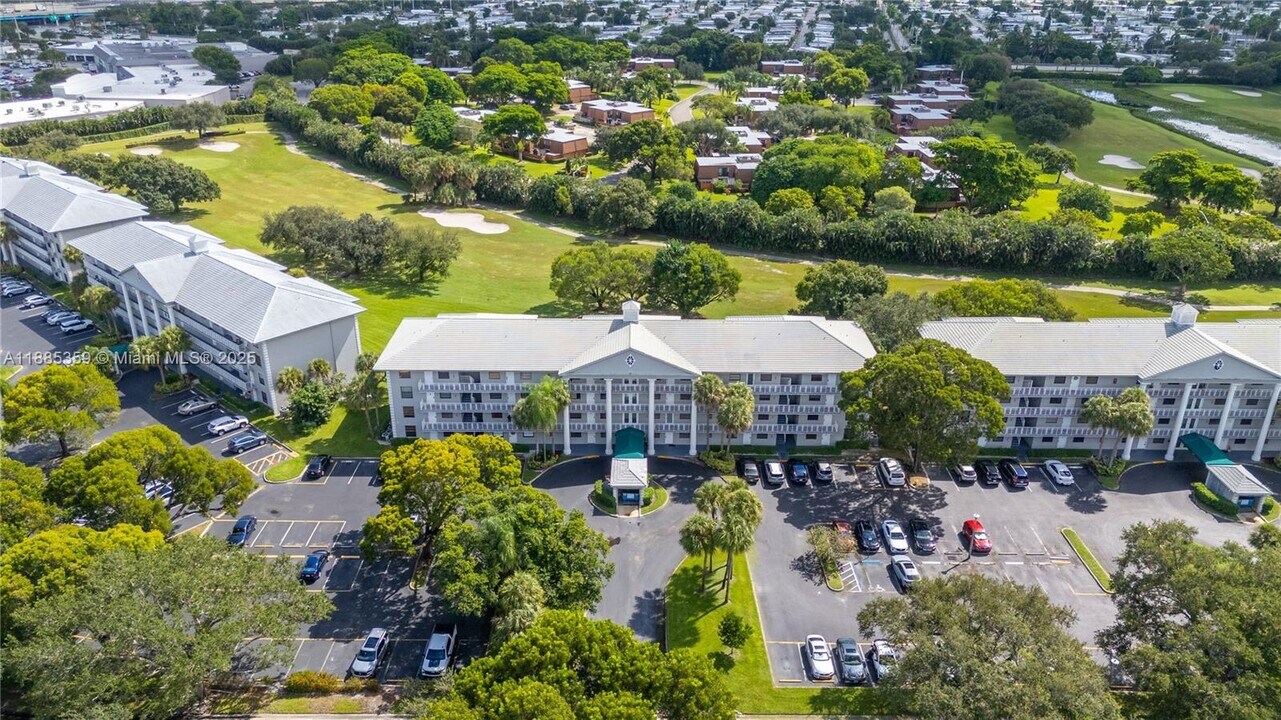 1514 Whitehall Dr in Davie, FL - Building Photo