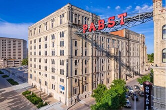 1011 W Juneau Ave in Milwaukee, WI - Building Photo - Building Photo