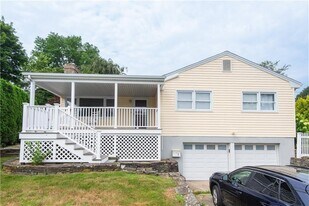 5 Sherri Ln in Middletown, RI - Building Photo