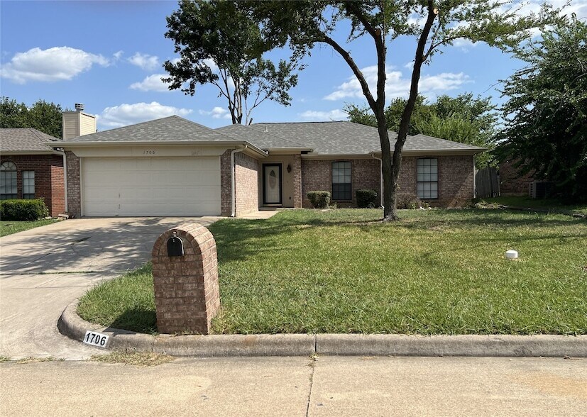 1706 Oxford Dr in Mansfield, TX - Building Photo