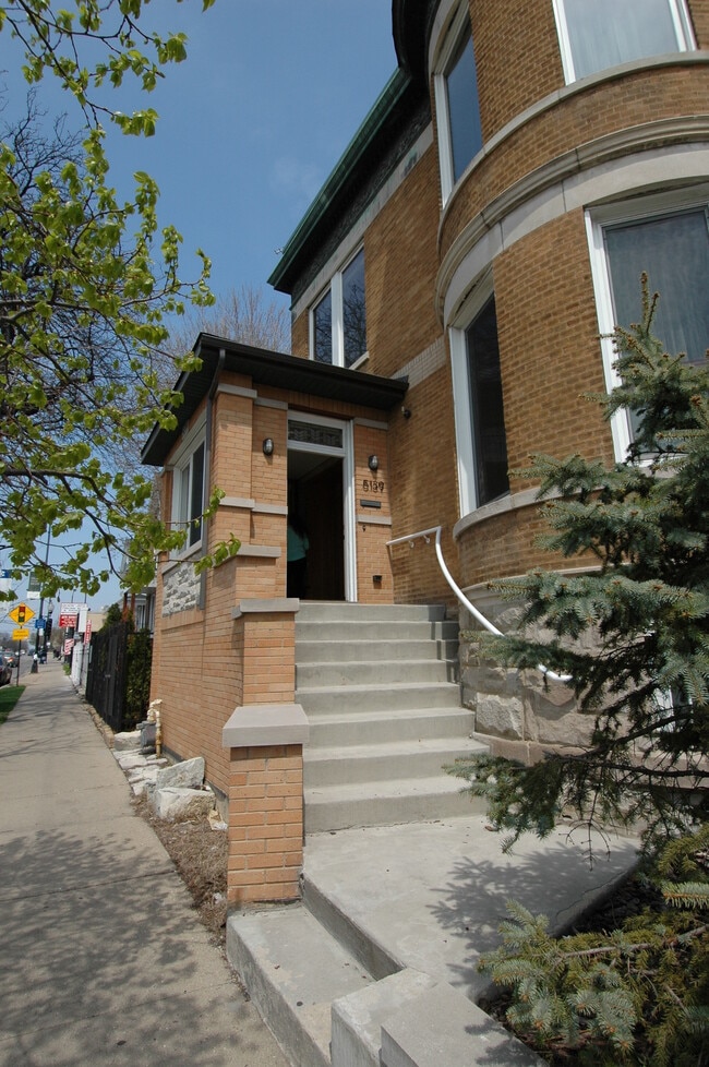5139 N Western Ave, Unit First Flooor