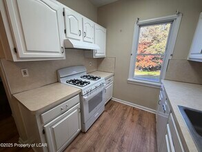 56 S Main St in Mountain Top, PA - Foto de edificio - Building Photo