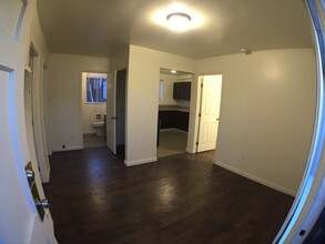 7404 S Western Ave, Unit #2 in Los Angeles, CA - Building Photo - Building Photo