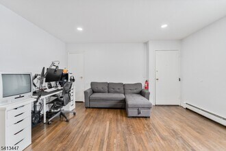 104 N Beverwyck Rd in Parsippany Troy Hills, NJ - Building Photo - Building Photo