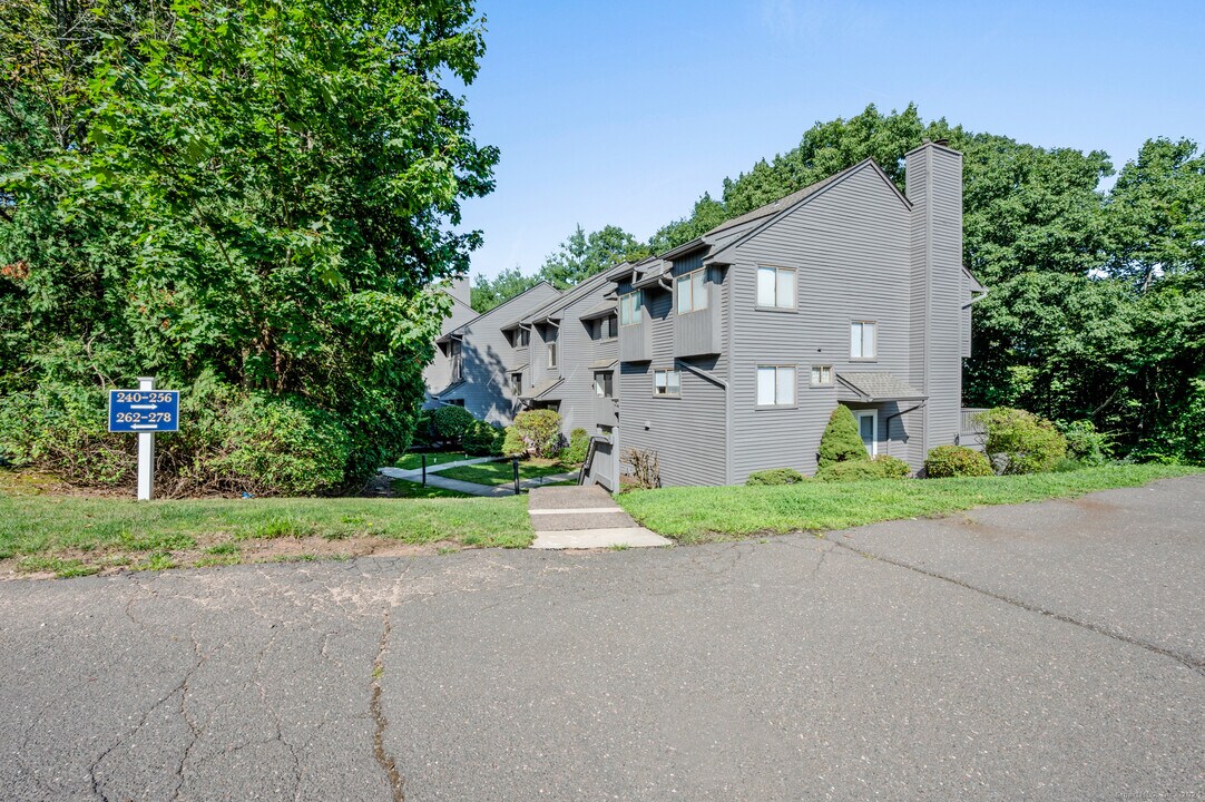 250 Conestoga Way in Glastonbury, CT - Building Photo