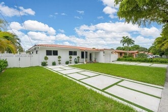 1040 N Royal Poinciana Blvd in Miami Springs, FL - Building Photo - Building Photo