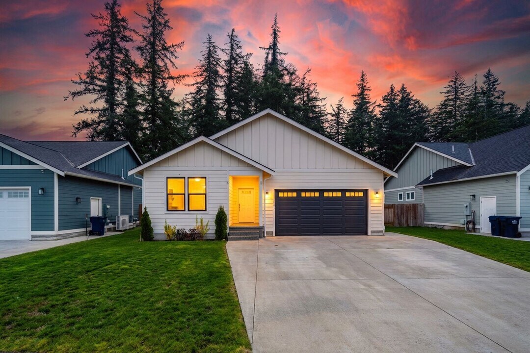 1136 Falcon Ct in Everson, WA - Building Photo