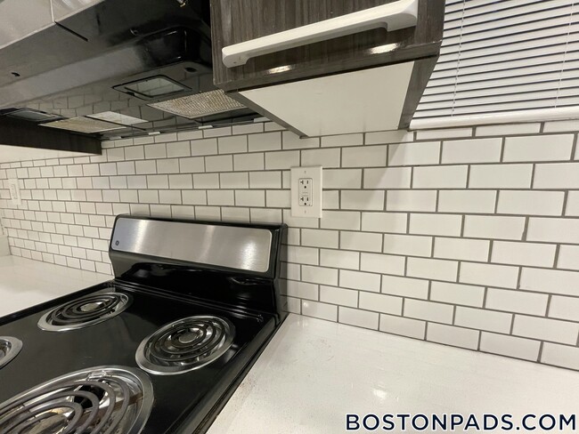 100 Queensberry St in Boston, MA - Building Photo - Building Photo