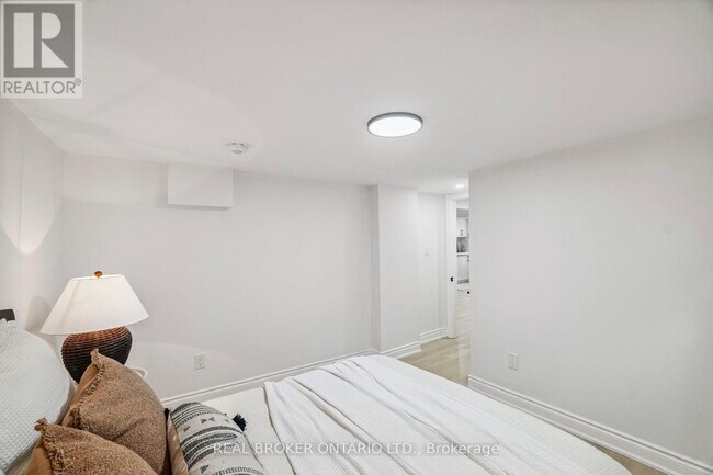 220 Holmesdale Ave in Hamilton, ON - Building Photo - Building Photo