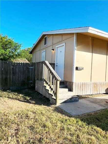 1802 16th St, Unit B in Corpus Christi, TX - Building Photo - Building Photo