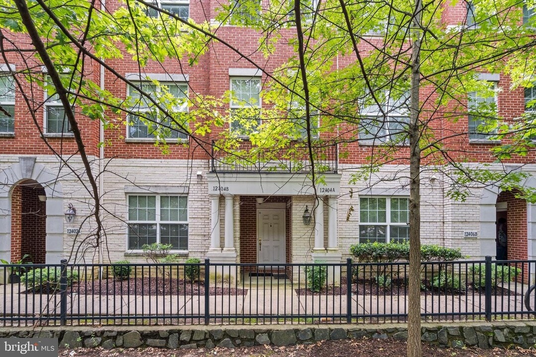12404B Liberty Bridge Rd in Fairfax, VA - Building Photo