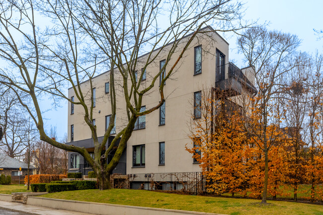 18 Humewood Gdns in Toronto, ON - Building Photo - Building Photo