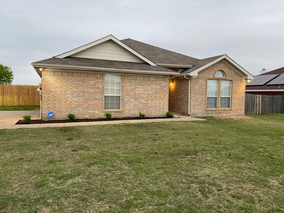 3136 Braford Dr in Crowley, TX - Building Photo