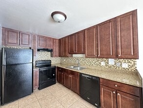 1004 S River Rd, Unit 201 in Des Plaines, IL - Building Photo - Building Photo