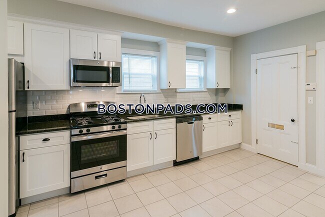 58 Saunders St