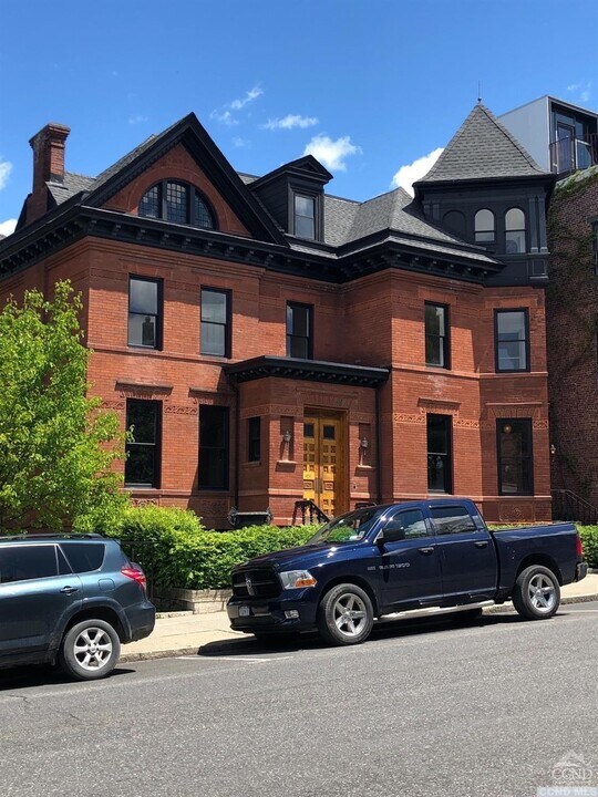 420 Warren St in Hudson, NY - Building Photo