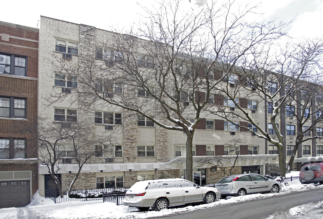 535 W Briar Pl in Chicago, IL - Building Photo