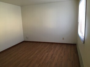 812 Greenbrier Rd in Dekalb, IL - Building Photo - Building Photo