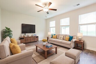 208 Bosa Ln in Simpsonville, SC - Foto de edificio - Building Photo