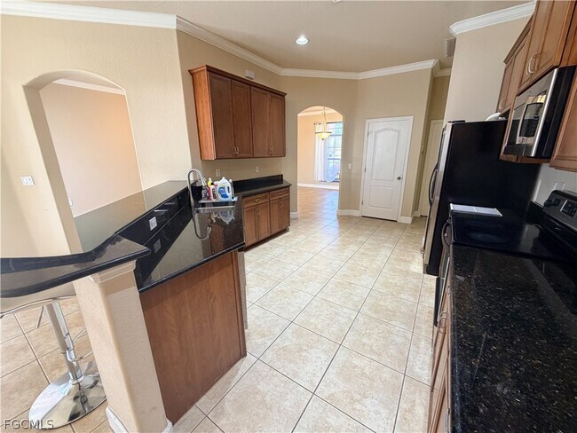 2110 SW 38th Terrace in Cape Coral, FL - Building Photo - Building Photo