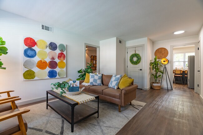 Century Apartments in Memphis, TN - Building Photo - Interior Photo