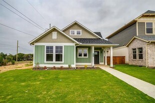 302 Red Bird Ln in Granbury, TX - Building Photo