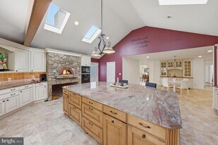 7 Monroe Pl in East Windsor, NJ - Building Photo