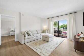 9340 Fontainebleau Blvd in Miami, FL - Building Photo - Building Photo