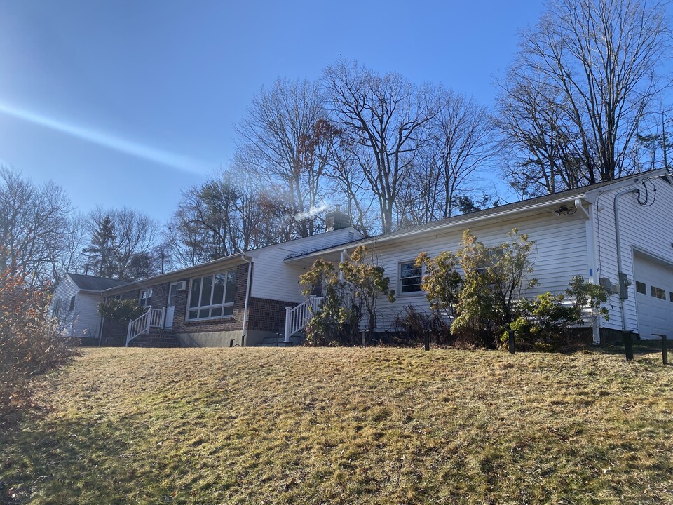 17 Brush Dr in New Fairfield, CT - Building Photo