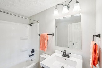 Columbus Crossing Townhomes in Columbus, IN - Foto de edificio - Building Photo