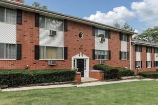 1321 W Main St in Lake Geneva, WI - Building Photo